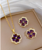 🍀 Conjunto de Colar e Brincos com Pingente de Flor de Trevo Roxo 💜