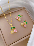 ✨ Conjunto Colar e Brincos Pequenos Cereja Rosa – Aço Inoxidável ✨