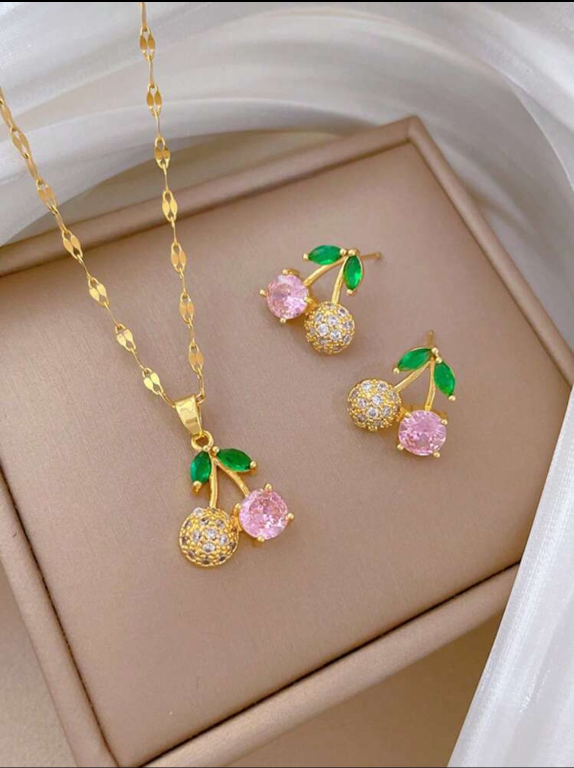 ✨ Conjunto Colar e Brincos Pequenos Cereja Rosa – Aço Inoxidável ✨