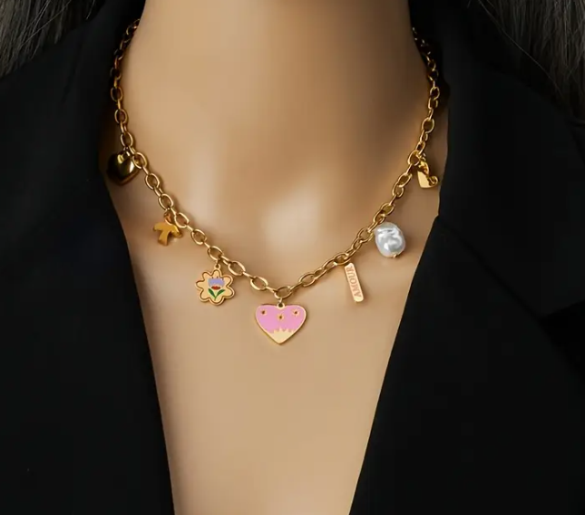 ✨ Pingente de Charme Estilo Aço Inoxidável com Pérola Imitação – Joia Dourada Divertida e Encantadora