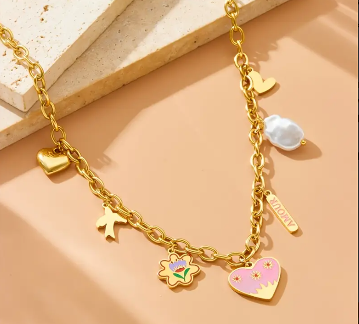 ✨ Pingente de Charme Estilo Aço Inoxidável com Pérola Imitação – Joia Dourada Divertida e Encantadora