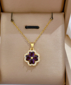 🍀 Conjunto de Colar e Brincos com Pingente de Flor de Trevo Roxo 💜