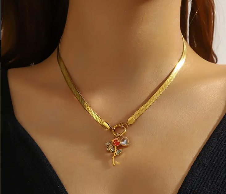 ✨  Colar de Corrente Snake Dourada com Pingente de Coração de Rosa Vermelha 🌹– Aço Inoxidável 304