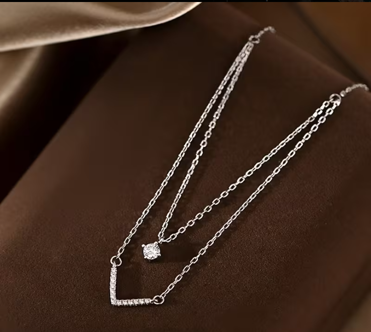 Colar Elegante Dupla Camada em Prata 925 – Design em V com Zircônias Cúbicas Sintéticas, Hipoalergénico e Perfeito para Realçar o Decote ✨