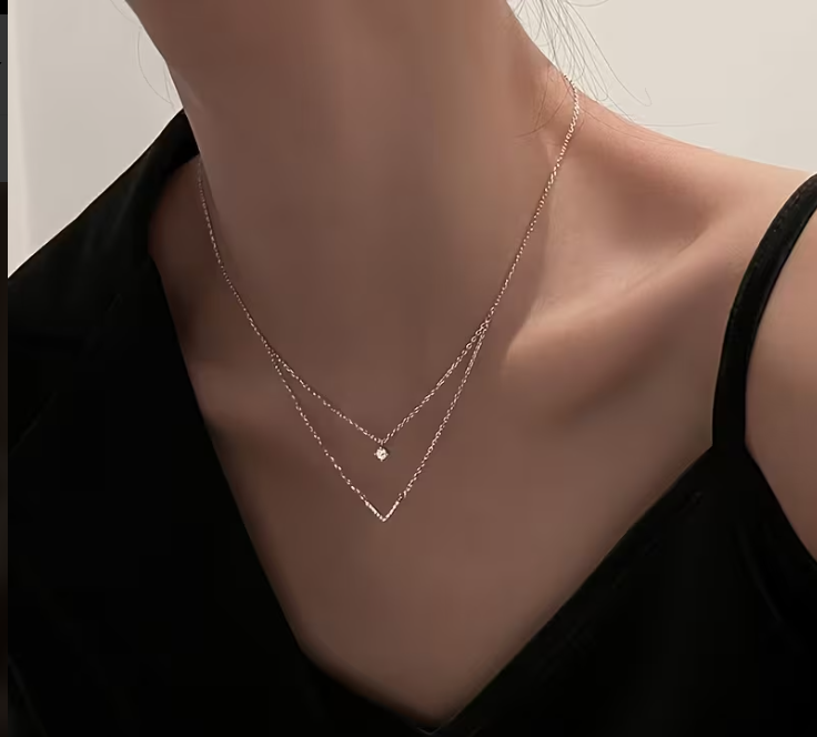 Colar Elegante Dupla Camada em Prata 925 – Design em V com Zircônias Cúbicas Sintéticas, Hipoalergénico e Perfeito para Realçar o Decote ✨