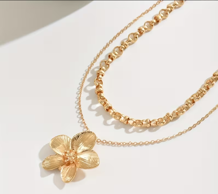 ✨ Colar Feminino KC Multicamadas com Pingente de Flor Dourada 🌼💛