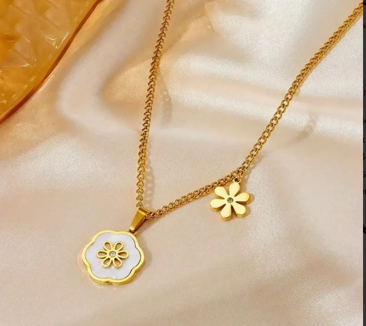 Colar Hipoalergênico de Aço Inoxidável 18K com Pingente de Flor de 5 Pontas 🌸✨ – Banho de Ouro 18K