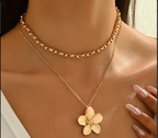 ✨ Colar Feminino KC Multicamadas com Pingente de Flor Dourada 🌼💛