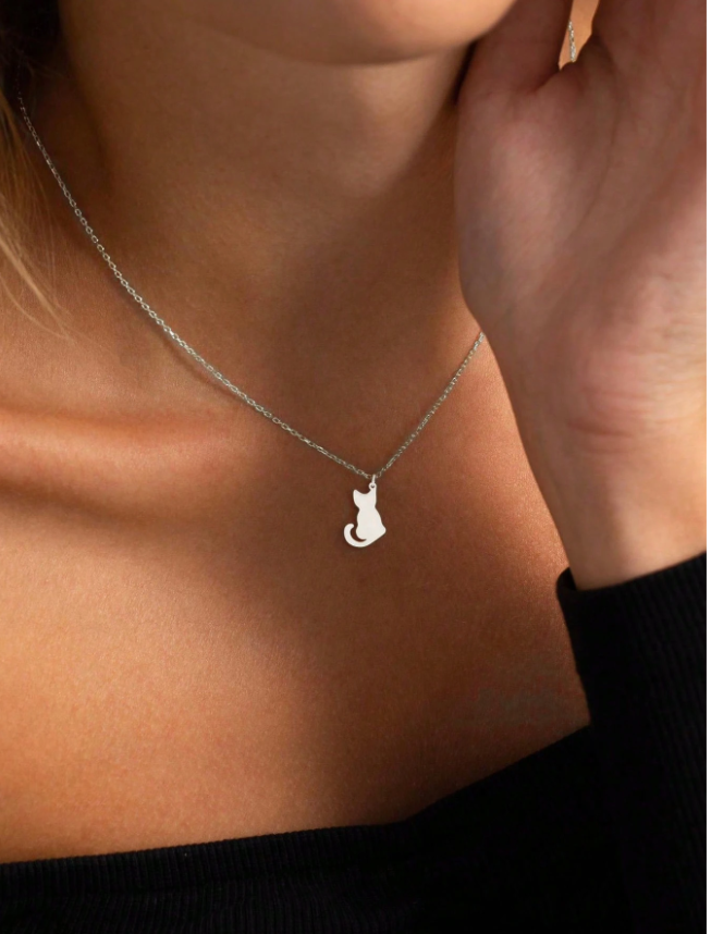 Colar Pingente de Gato 🐱 – Prata Delicado