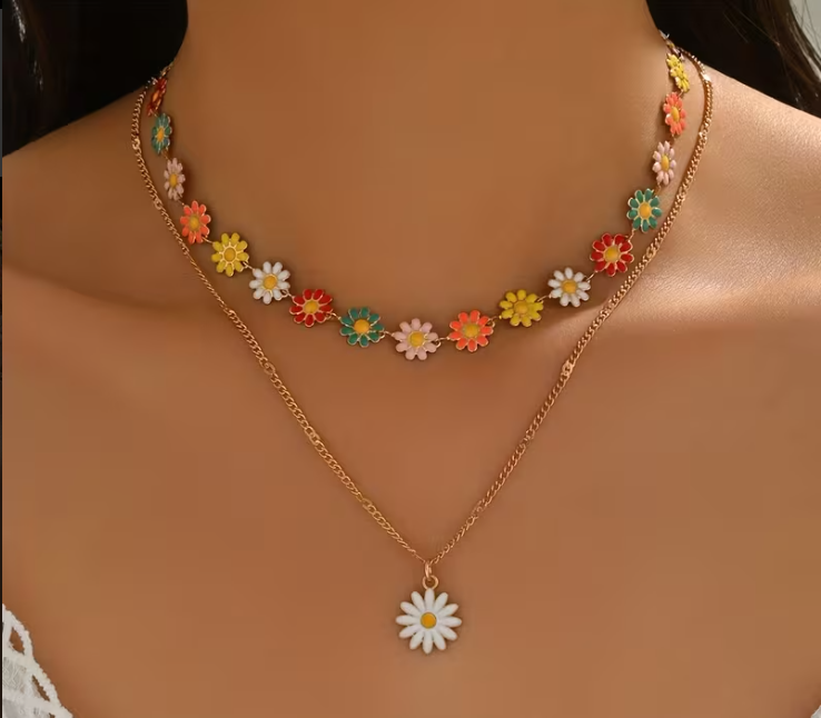 ✨ Colar Dupla Camada KC Margarida – Corrente Floral Delicada 🌼💛
