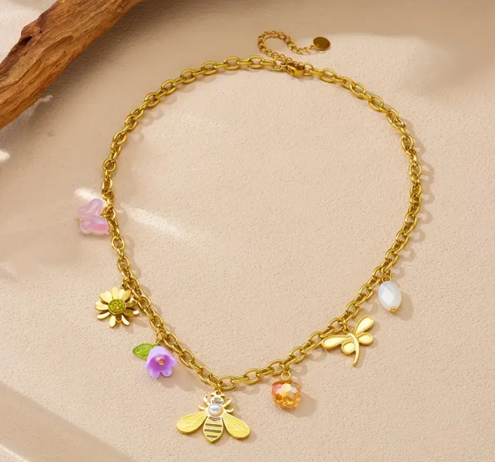 ✨ Colar Pendente de Abelha e Flor Encantadora – Aço Inoxidável 304 Dourado