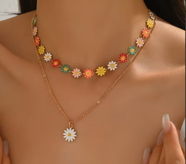 ✨ Colar Dupla Camada KC Margarida – Corrente Floral Delicada 🌼💛