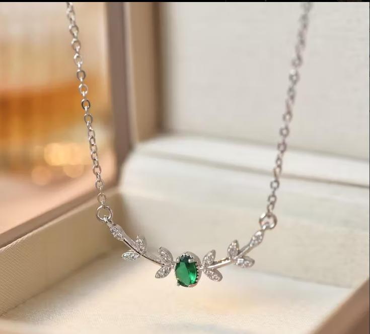 ✨ Colar Elegante de Folha e Rama com Zircônia Verde – Prata Brilhante 🌿💚