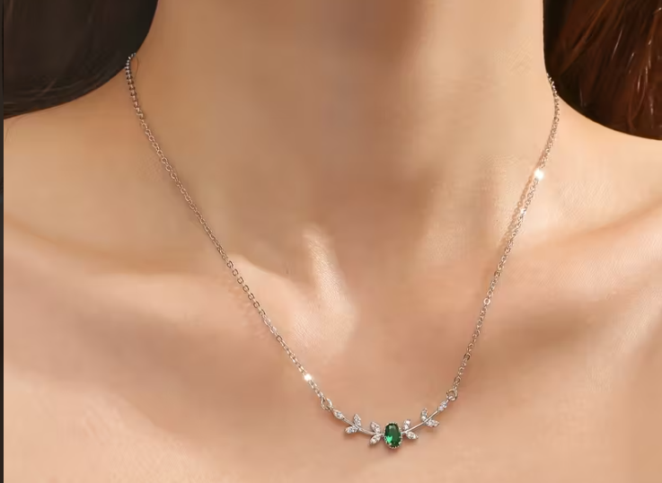 ✨ Colar Elegante de Folha e Rama com Zircônia Verde – Prata Brilhante 🌿💚
