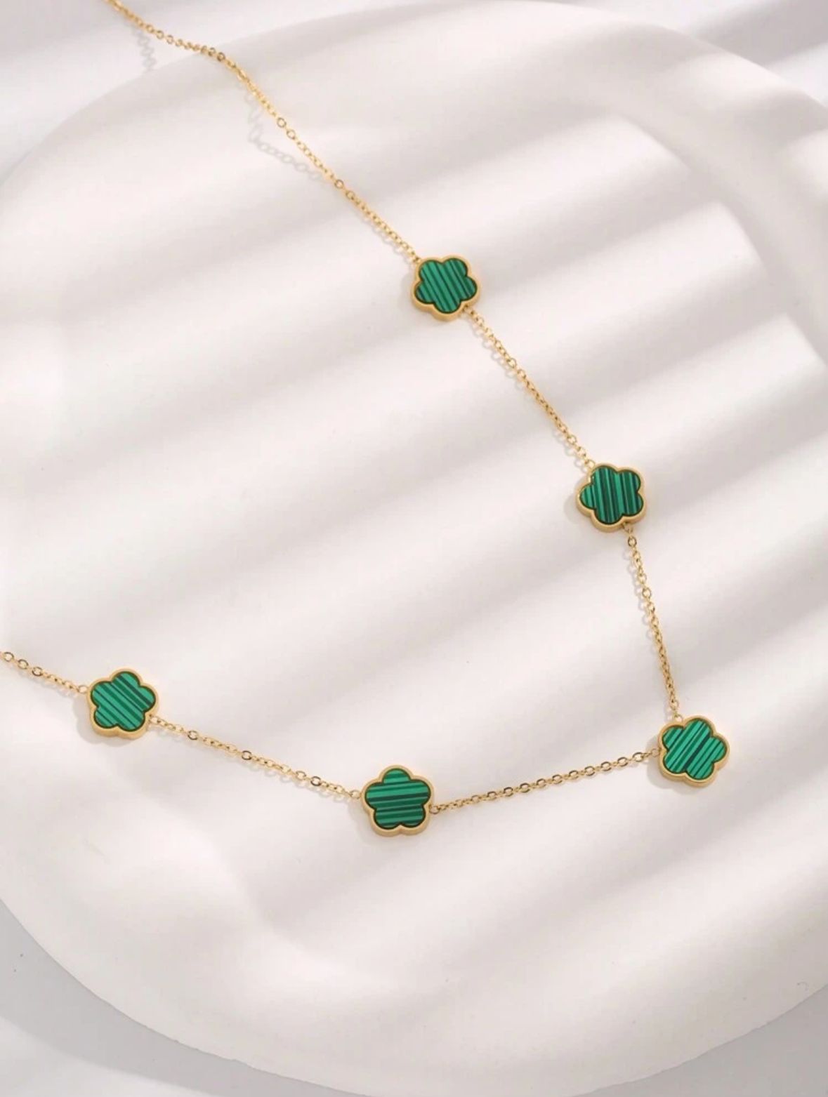 🌿 Colar Corrente com Pingente de Flores Verde – Elegância Delicada