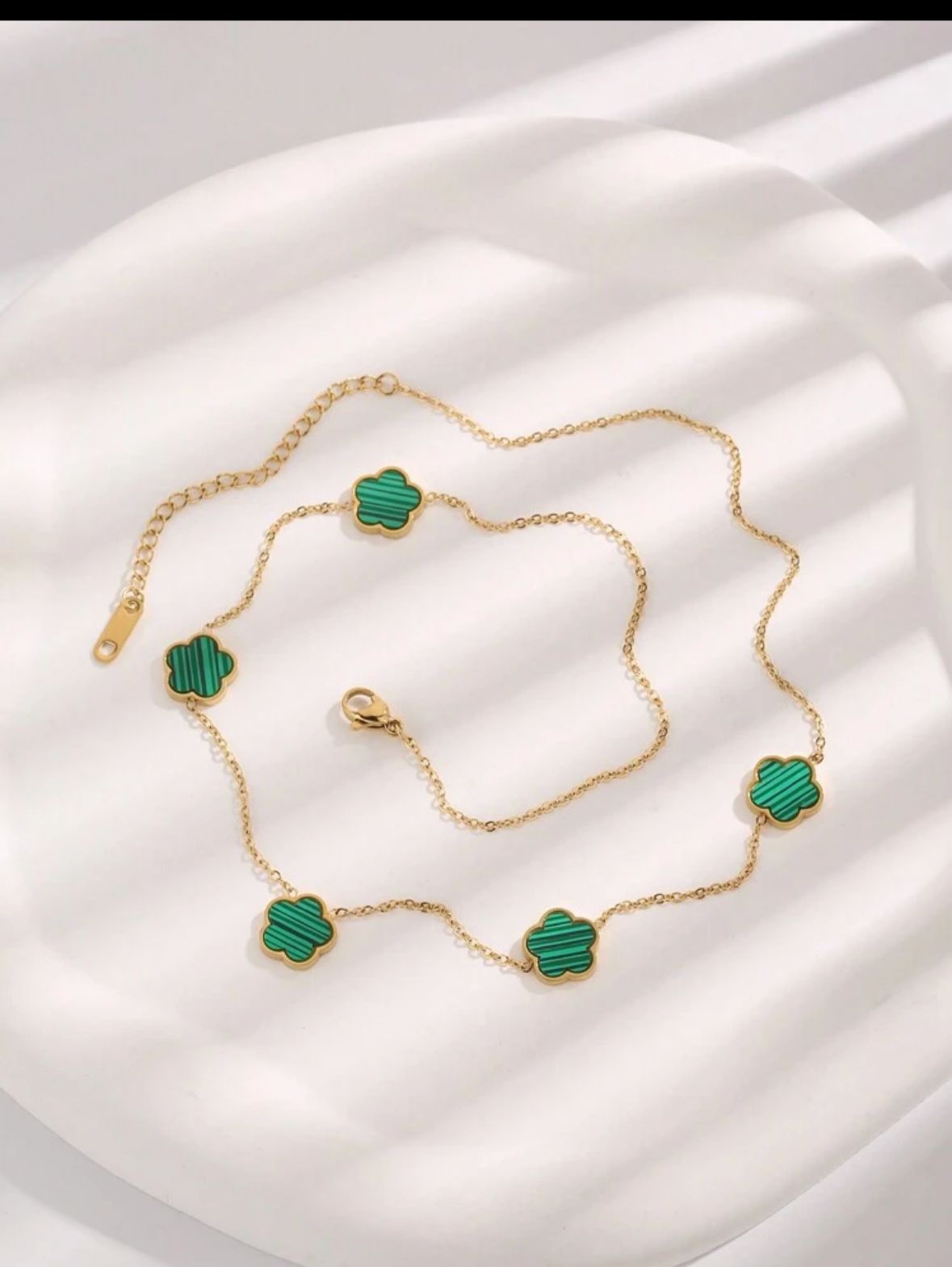 🌿 Colar Corrente com Pingente de Flores Verde – Elegância Delicada